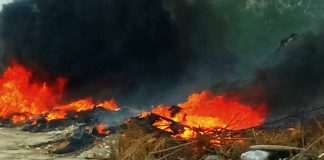 Bomberos acuden ha llamado de incendio en pastizal que dejo daños materiales