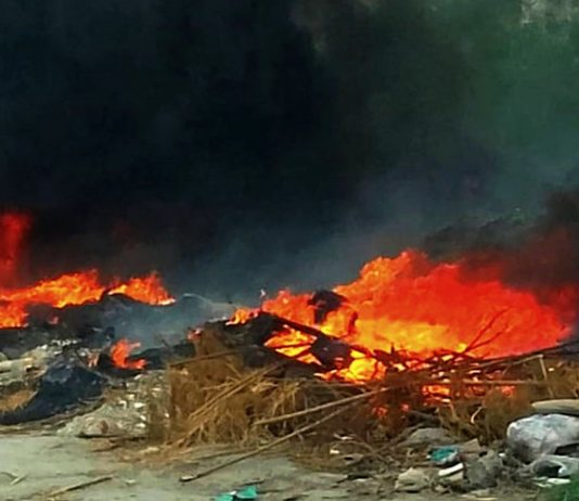 Bomberos acuden ha llamado de incendio en pastizal que dejo daños materiales