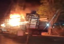 Bomberos sofocan incendio en camión que dejo daños materiales