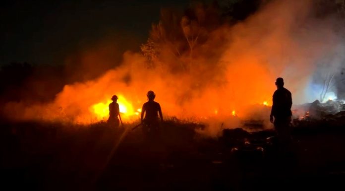 Bomberos sofocan incendio en pastizal en alejada colonia que dejo daños