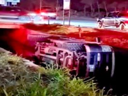 Cae unidad a dren desalinzador dejando daños materiales