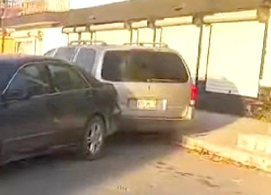 Chocan en concurrida vialidad y dejan daños materiales