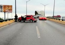 Chocan en el puente Broncos y dejan daños materiales