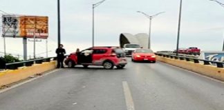 Chocan en el puente Broncos y dejan daños materiales