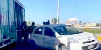 Chocan unidades en libramiento Monterrey dejando daños y caos vial