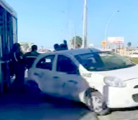 Chocan unidades en libramiento Monterrey dejando daños y caos vial