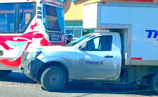 Chocan unidades y dejan cuantisosos daños materiales