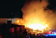 Voraz incendio arrasa maquiladora y mueren tres bomberos