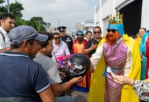 Este Día de Reyes alcaldesa entrega cascos a motociclistas