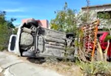 Se proyecta y vuelca unidad dejando lesionados y daños