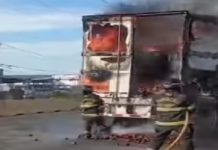 Se quema camión y deja daños materiales