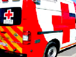 Unidad médica auxilia a persona lesionada a hospital