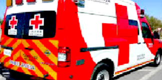 Unidad médica auxilia a persona lesionada a hospital