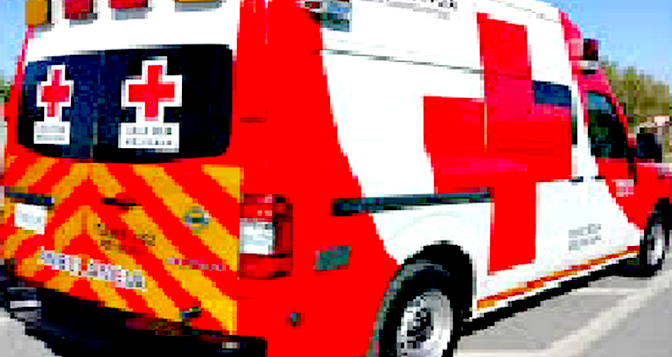 Unidad médica auxilia a persona lesionada a hospital