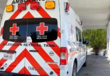 Unidad medica auxilia a persona lesionada tras ser atropellada