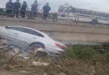 Unidad por poco y cae a canal de aguas negras