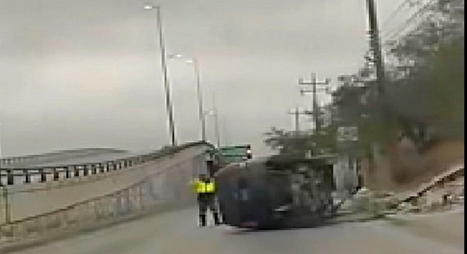 Volcadura en carretera Reynosa-Río Bravo dejó una persona lesionada (2)