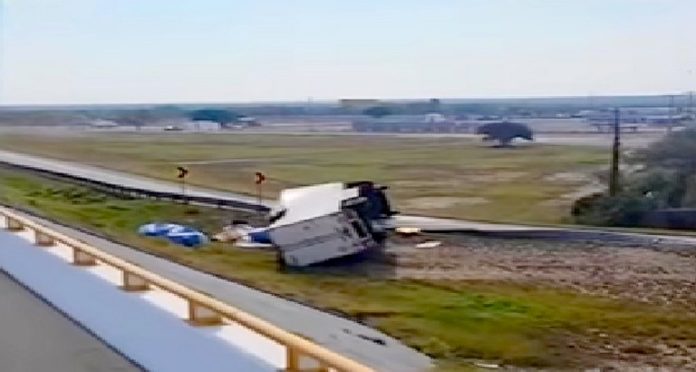 Vuelca tráiler lleno de carga en el temible y tenebroso “Viaducto de la Muerte” (1)