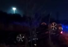 Vuelca unidad en boulevard Oriente dejando daños materiales