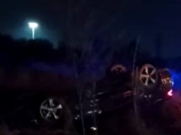 Vuelca unidad en boulevard Oriente dejando daños materiales