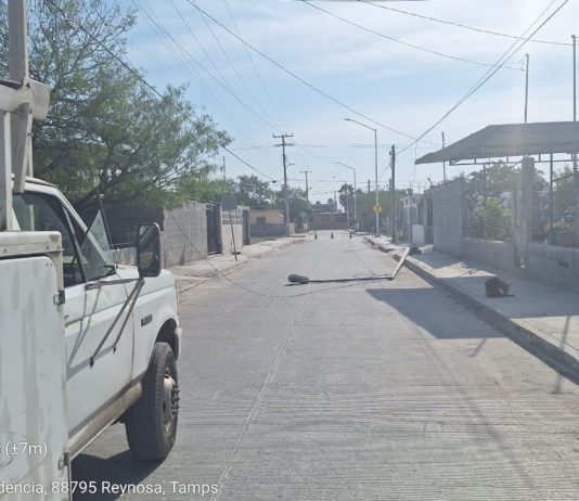 Recupera Gobierno de Reynosa postes del alumbrado público derribados por ventarrón