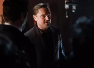 Leonardo DiCaprio y su viaje en yate con Jeff Bezos, el blanco de un chiste en los Critics Choice Awards 2026