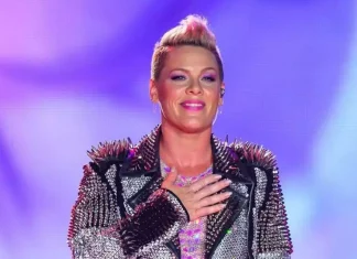 Pink recibe el 2026 desde el hospital tras ser operada del cuello