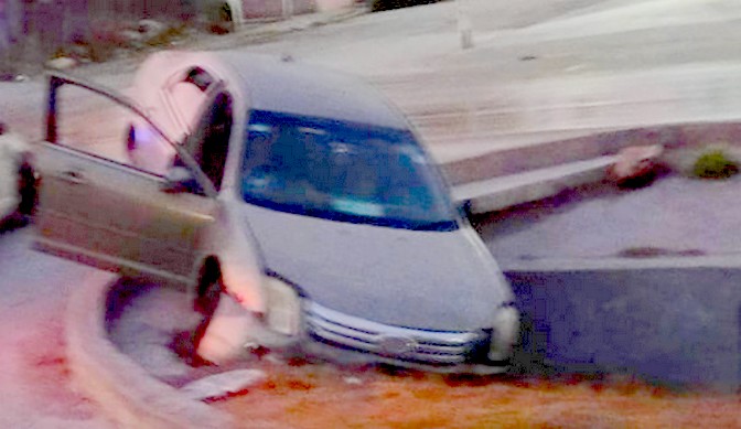 Accidente deja daños en apartada colonia popular