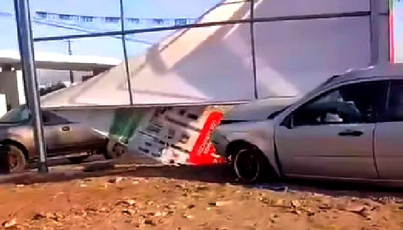 Accidente vial deja cuantiosos daños materiales en apartada colonia popular (1)