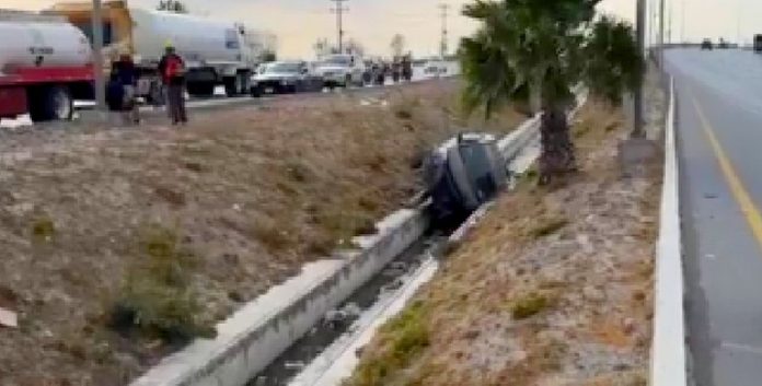 Accidente vial deja daños materiales en libramiento a Monterrey (2)
