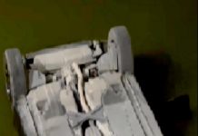 Cae unidad a canal de aguas negras dejando solo daños materiales