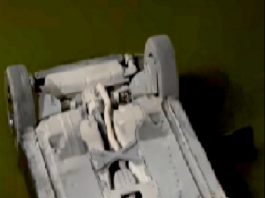 Cae unidad a canal de aguas negras dejando solo daños materiales