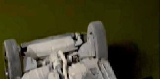 Cae unidad a canal de aguas negras dejando solo daños materiales