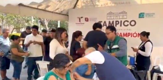 Gran afluencia de personas para vacunarse contra sarampión en módulo de la Plaza de Armas