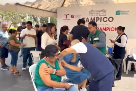 Gran afluencia de personas para vacunarse contra sarampión en módulo de la Plaza de Armas