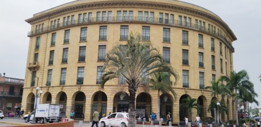 Sanción hasta de 122 mil 440 pesos quien condicione la expedición de una factura a cambio de la entrega de CSF