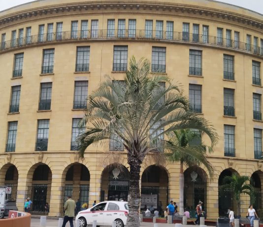 Sanción hasta de 122 mil 440 pesos quien condicione la expedición de una factura a cambio de la entrega de CSF