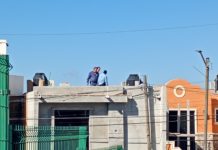 Dos albañiles sufren descarga eléctrica; uno perdió la vida