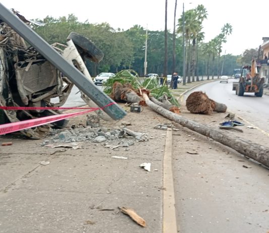 Vuelca autobús en boulevard Adolfo López Mateos de Tampico