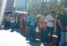 Continúan larga fila de personas para vacunarse contra el sarampión