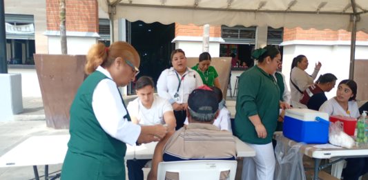 Refuerzan las acciones contra el sarampión, vacunan al personal del aeropuerto, central de autobuses y hospitales