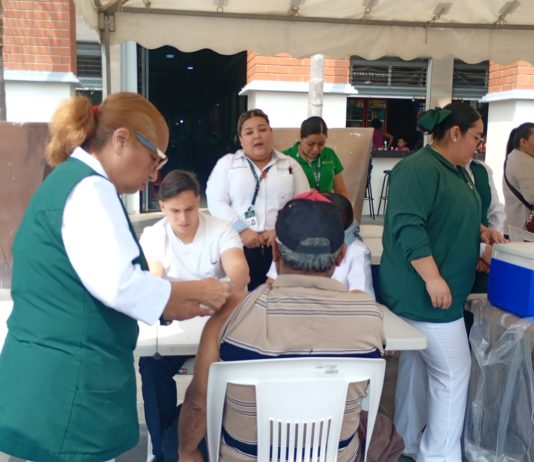 Refuerzan las acciones contra el sarampión, vacunan al personal del aeropuerto, central de autobuses y hospitales
