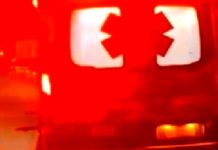 Unidad medica auxilia a persona y la trasladan a un hospital