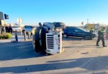 Vuelca unidad en apartada colonia popular dejando daños materiales