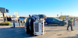 Vuelca unidad en apartada colonia popular dejando daños materiales