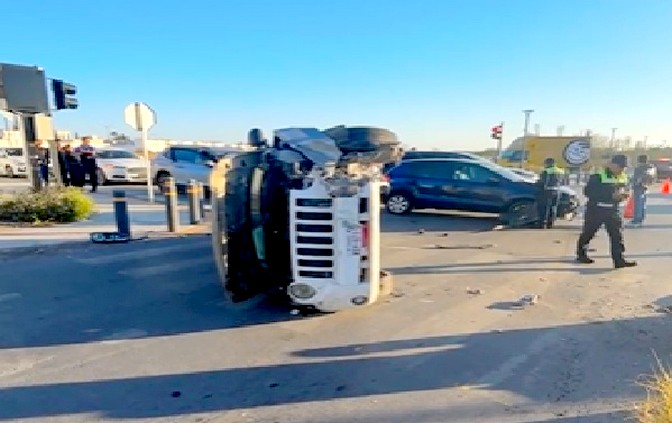 Vuelca unidad en apartada colonia popular dejando daños materiales (2)