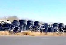 Vuelca unidad en carretera a la Ribereña dejando daños materiales