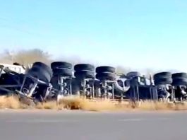 Vuelca unidad en carretera a la Ribereña dejando daños materiales