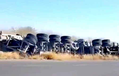 Vuelca unidad en carretera a la Ribereña dejando daños materiales