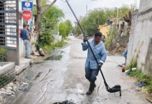 Atendió COMAPA limpieza de pozos de visita en la colonia Ferrocarril Poniente